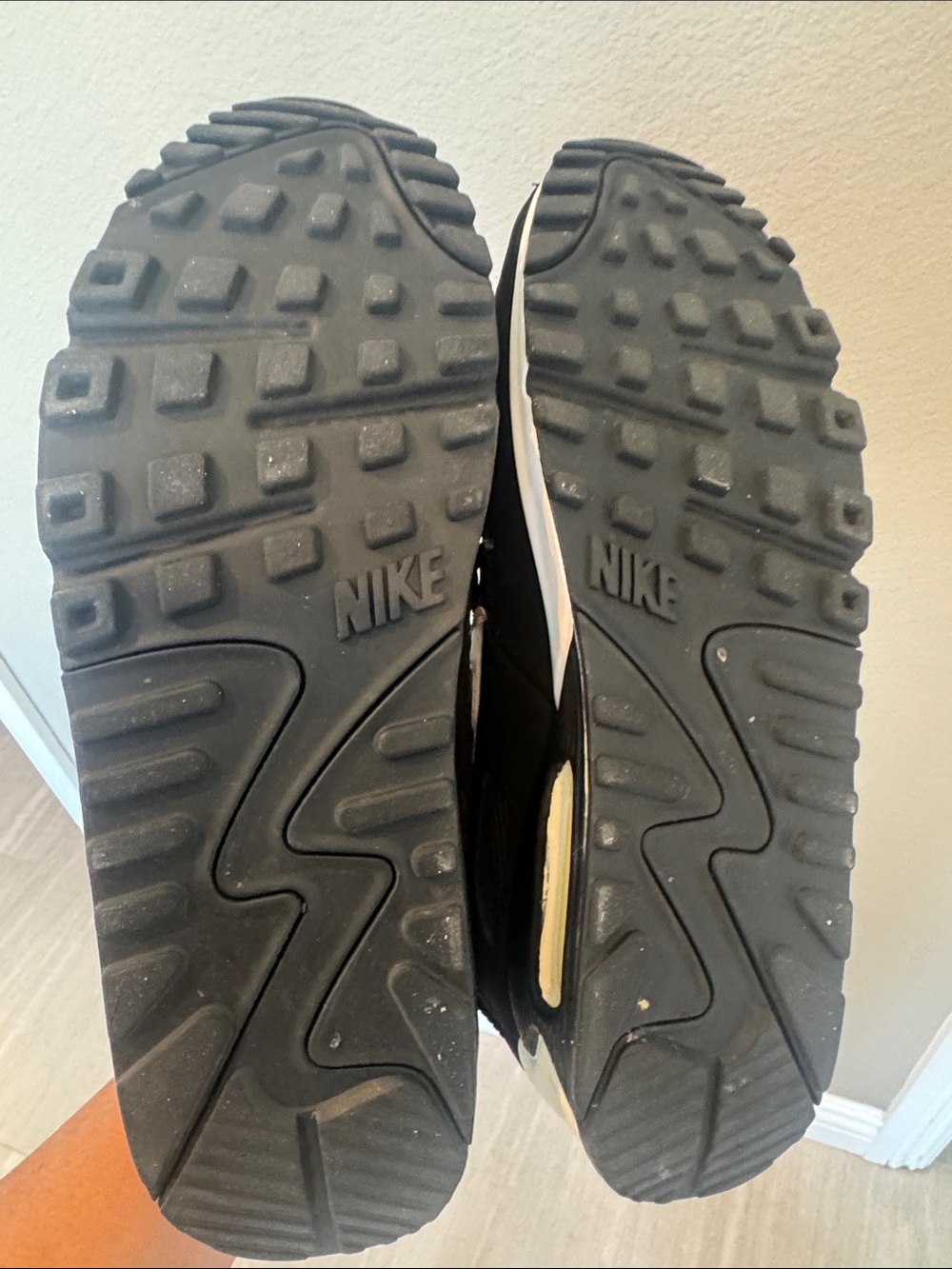 Nike Women’s Air Max Black with White Swoosh - Picture 7 of 7